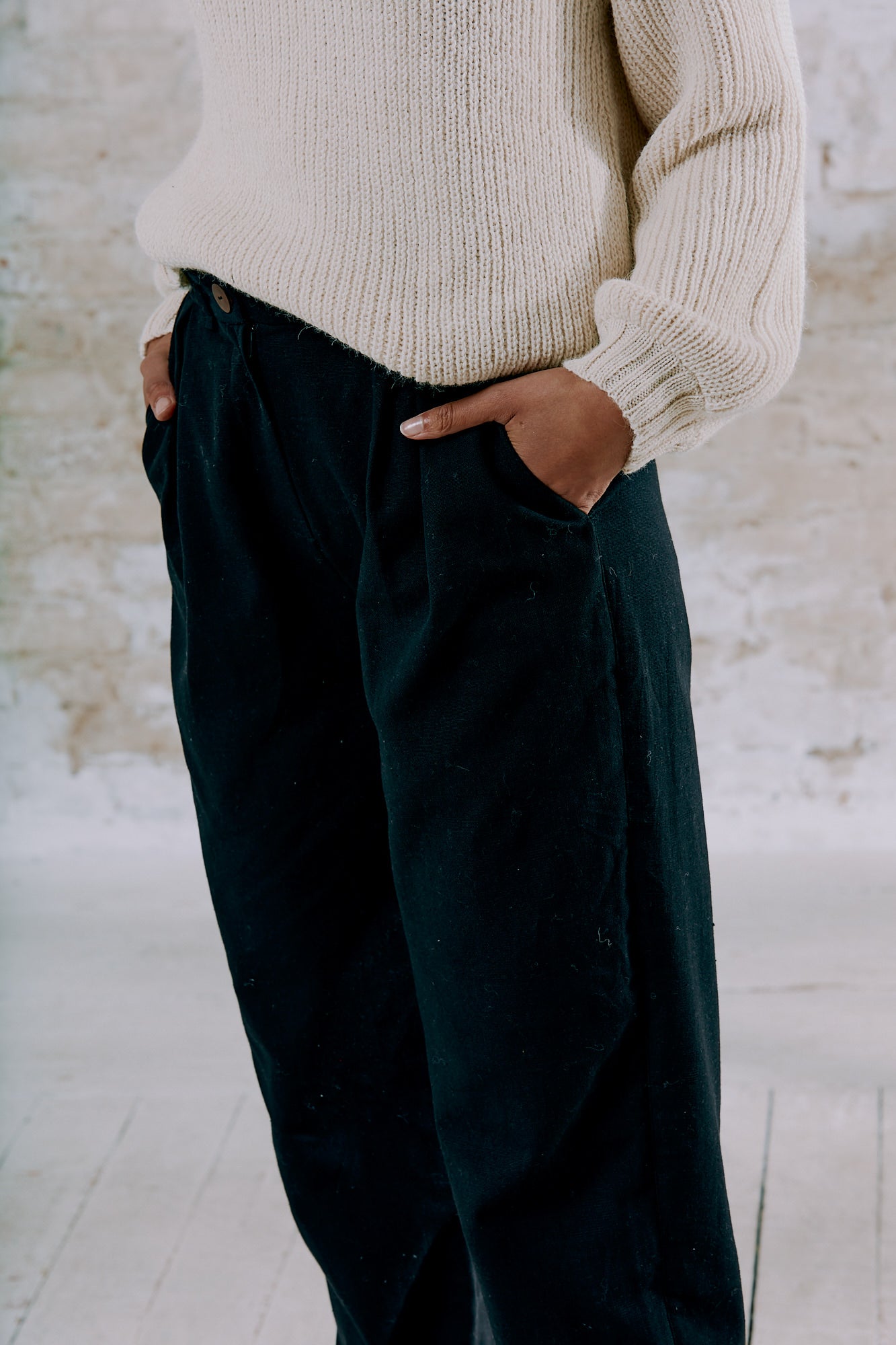 Organic cotton pleated trousers Vishraam Black