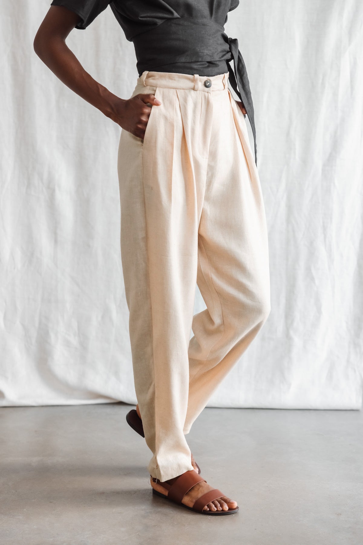 Hemp/Tencel pleated trousers Vishraam Sand