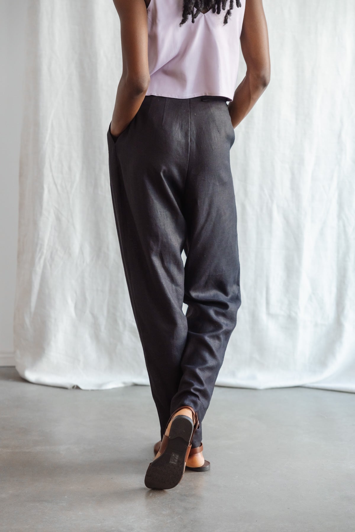 Hemp/Tencel pleated trousers Vishraam black