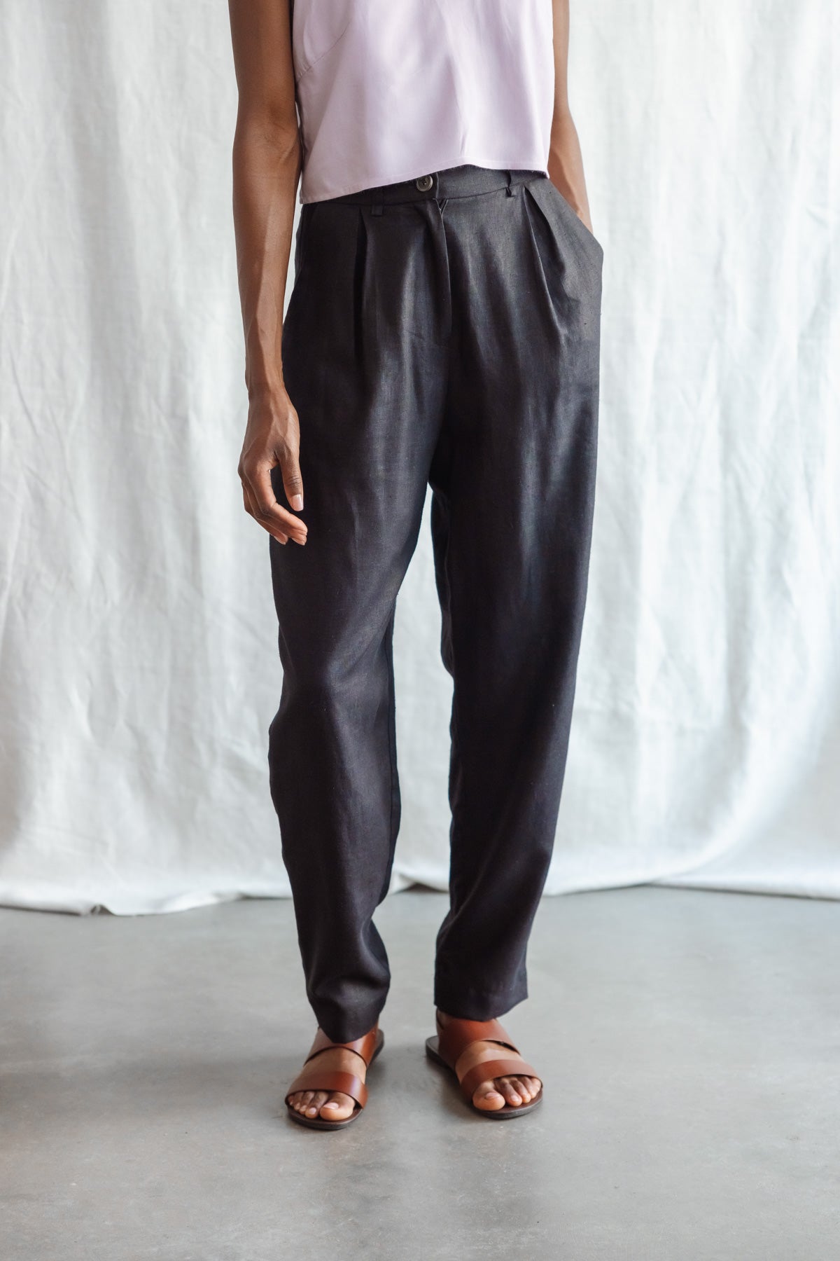 Hemp/Tencel pleated trousers Vishraam black